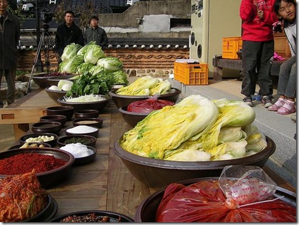 800px-Korean_cuisine-Gimjang-Preparation_for_making_kimchi-01